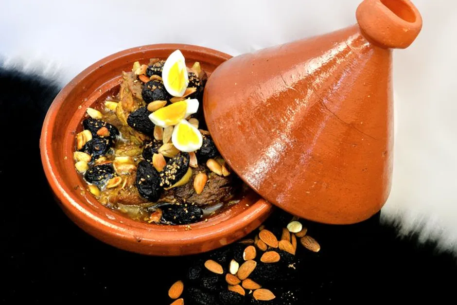 Préparations marocaines en boîtes, oignons fondus, sauce tomate et pois chiches sur plan de travail